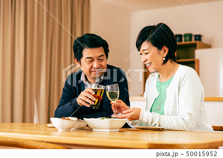 夫婦 晩酌 お酒 アルコール 乾杯の写真素材