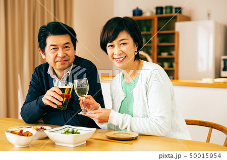 夫婦 晩酌 お酒 アルコール 乾杯の写真素材