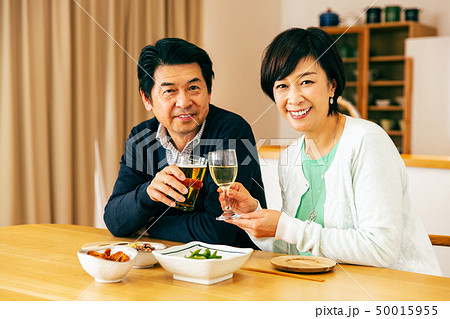 夫婦 晩酌 お酒 アルコール 乾杯 夫婦 晩酌 お酒 アルコール 乾杯 50015955