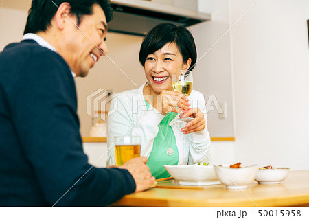 夫婦 晩酌 お酒 アルコールの写真素材