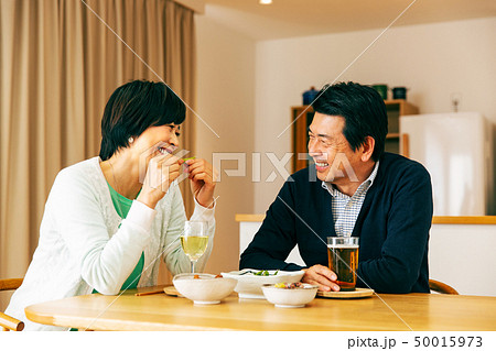 夫婦 晩酌 お酒 アルコールの写真素材