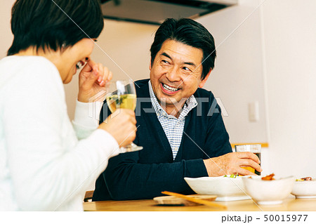 夫婦 晩酌 お酒 アルコール 50015977