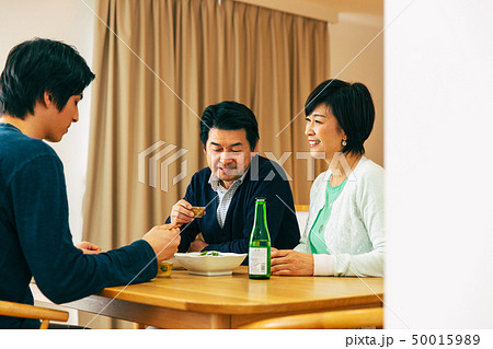 家族 団らん 晩酌 50015989