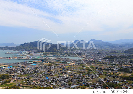 三豊市詫間町中心部から弥谷山、善通寺五岳、大麻山方向を見る 50016040