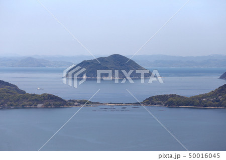 備讃瀬戸、塩飽諸島の佐栁島を粟島越しに見る 50016045
