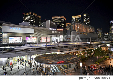 日本の東京都市景観　平成ありがと…、令和おめで…。有楽町駅前を駆け抜ける新幹線 50016653