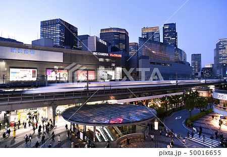 日本の東京都市景観　平成ありがと…、令和おめで…。有楽町駅前を駆け抜ける新幹線 50016655