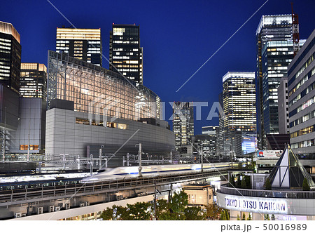 日本の東京都市景観 有楽町駅前を駆け抜ける新幹線 日本の東京都市景観 有楽町駅前を駆け抜ける新幹線 50016989