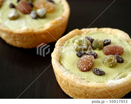 抹茶クリームパイ　黒背景　（横位置） 50017053