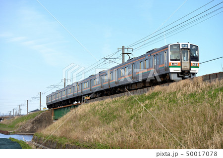 築堤を行く211系5000番台快速4両 築堤を行く211系5000番台快速4両 50017078