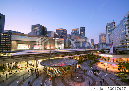 日本の東京都市景観 平成ありがと…、令和おめで…。有楽町駅や駆け抜ける新幹線(右奥は東京駅方向) 日本の東京都市景観 平成ありがと…、令和おめで…。有楽町駅や駆け抜ける新幹線(右奥は東京駅方向) 50017097