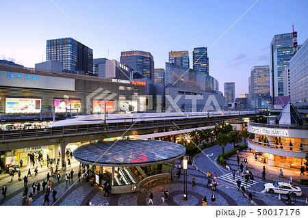 日本の東京都市景観　有楽町駅前を駆け抜ける新幹線。平成ありがと…、令和おめで…（右奥は東京駅方向） 50017176