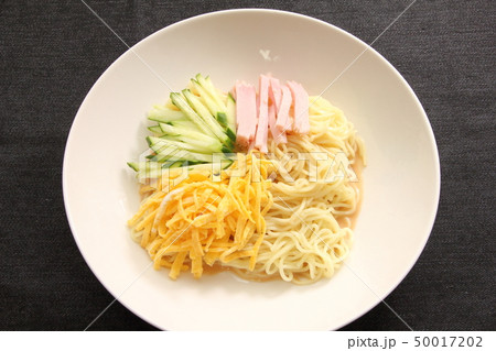 冷やし中華。関西では「冷麺」と呼ぶことが多い麺料理。 冷やし中華。関西では「冷麺」と呼ぶことが多い麺料理。 50017202