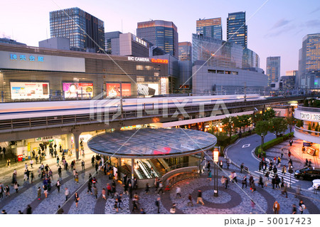 日本の東京都市景観 有楽町駅や駆け抜ける新幹線(右奥は東京駅方向)。平成ありがと…、令和おめで… 日本の東京都市景観 有楽町駅や駆け抜ける新幹線(右奥は東京駅方向)。平成ありがと…、令和おめで… 50017423