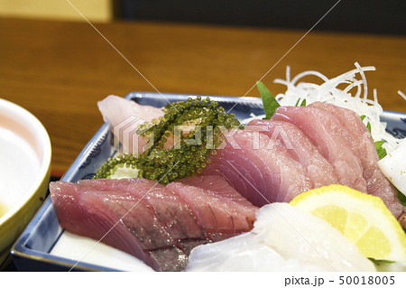 刺身　海ブドウ　海ぶどう　カツオ　マグロ　宮古島　沖縄　イカ　レモン　食べ物　和食　海鮮　新鮮 50018005