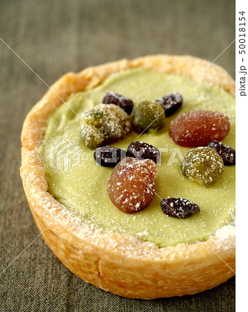 抹茶クリームパイ 縦位置アップ の写真素材