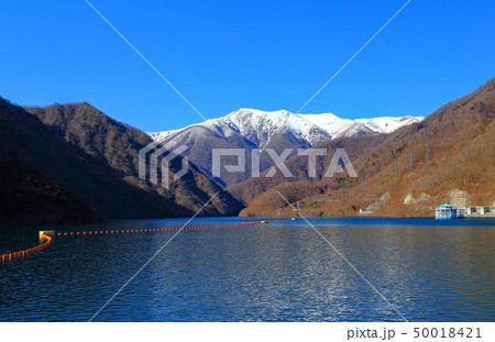 深山湖と冠雪の三倉山・大倉山 50018421