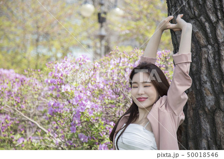 ビジネスウーマン ショッピング 買い物 50018546