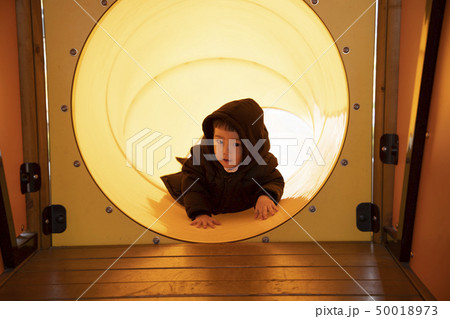 子供 遊び場 滑り 50018973