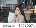 ビジネスウーマン ショッピング 買い物 50019071