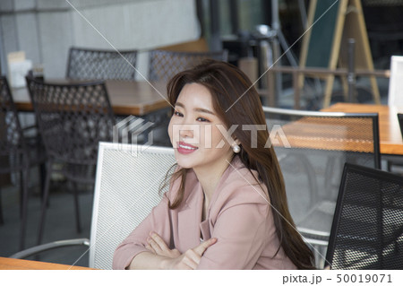 ビジネスウーマン ショッピング 買い物 50019071