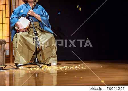 青森県　五所川原市　津軽三味線会館の三味線の演奏 50021205