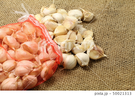 ほぐした沢山の六っぺんのニンニクネット入り 50021313