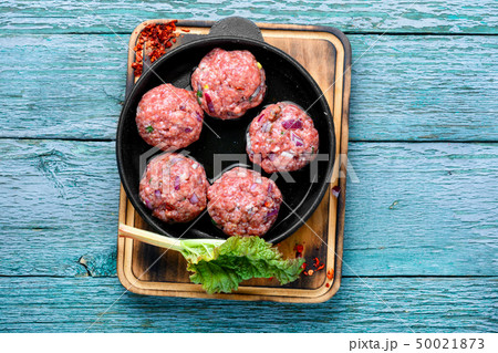 Fresh raw meat balls Fresh raw meat balls 50021873