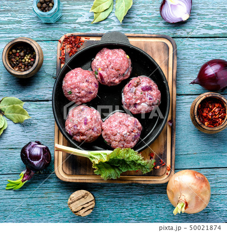 Raw uncooked meatballs 50021874