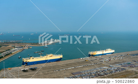 シンガポール港に入港中の自動車運搬船 シンガポール港に入港中の自動車運搬船 50022860