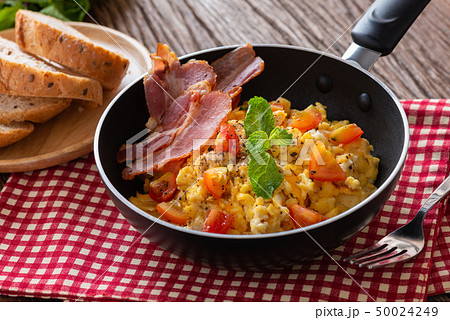 Scrambled egg with tomato sliced, bacon grill Scrambled egg with tomato sliced, bacon grill 50024249