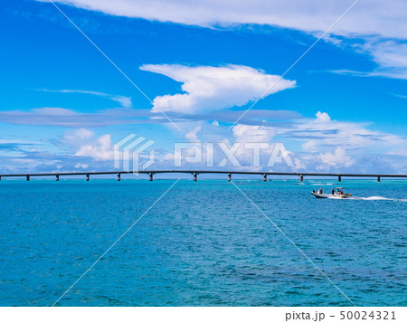 沖縄県 宮古島市 池間大橋と美しい海 50024321