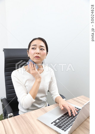 仕事中の汗ふき 50024628