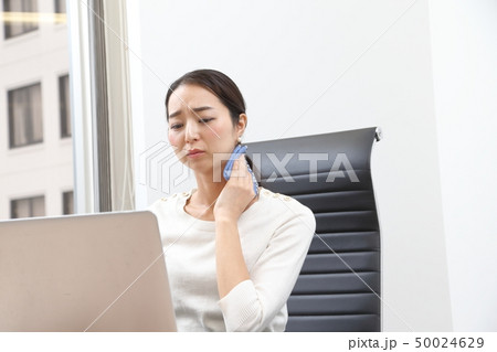 仕事中の汗ふき 50024629