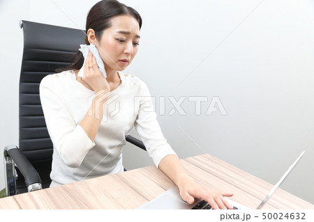 仕事中の汗ふき 50024632