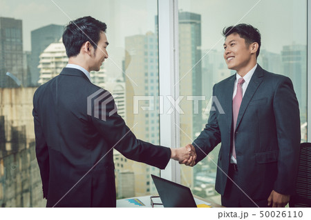Businessman shaking hand with his partner 50026110