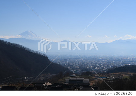 山梨県甲斐市、梅の里クラインガルテンからの眺望と富士山 50026320