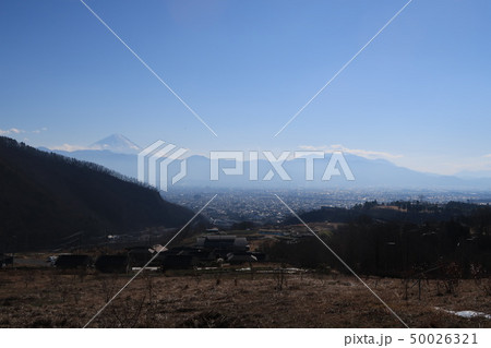 山梨県甲斐市、梅の里クラインガルテンからの眺望と富士山 50026321