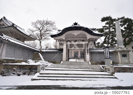 北海道函館市元町の東本願寺函館別院の雪景色を撮影 北海道函館市元町の東本願寺函館別院の雪景色を撮影 50027761