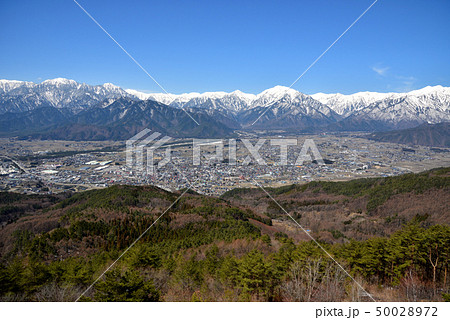 長野県大町市 鷹狩山から見る北アルプスと大町市街 50028972
