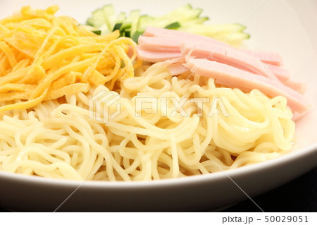 冷やし中華 関西では 冷麺 と呼ぶことが多い麺料理 の写真素材