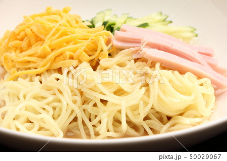 冷やし中華。関西では「冷麺」と呼ぶことが多い麺料理。 冷やし中華。関西では「冷麺」と呼ぶことが多い麺料理。 50029067
