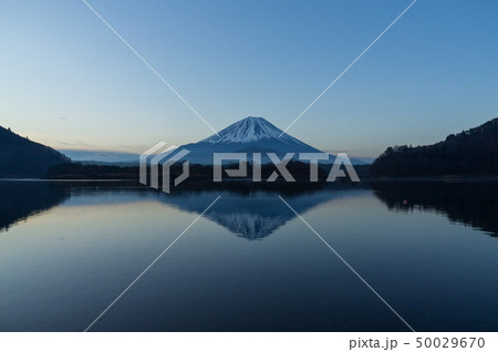 富士山と精進湖の朝焼け 富士山と精進湖の朝焼け 50029670