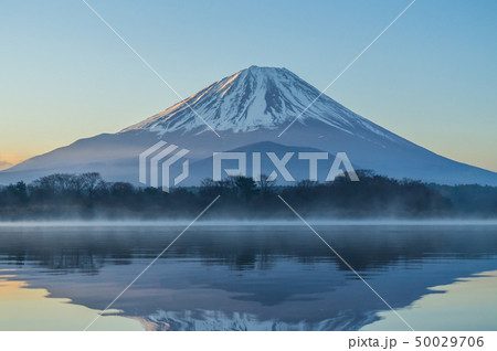 富士山と精進湖の朝焼け 50029706