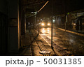 雨の夜道を走る車 50031385