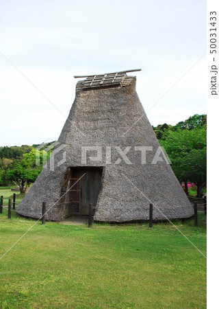 復元された「萱葺きの手掘り井戸小屋」(静岡県牧之原市) 復元された「萱葺きの手掘り井戸小屋」(静岡県牧之原市) 50031433