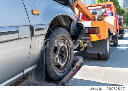 Tow truck towing a broken down car in emergency 50032047