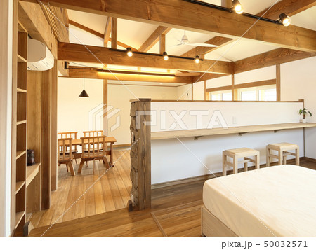 ペット同居型デザイナーズ住宅のお洒落な寝室 ペット同居型デザイナーズ住宅のお洒落な寝室 50032571