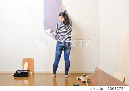 DIY 壁紙を貼る女性 DIY 壁紙を貼る女性 50032724