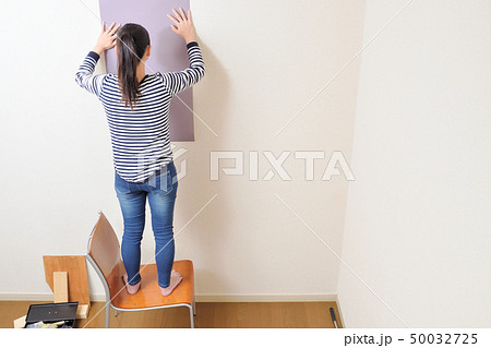 DIY 壁紙を貼る女性 DIY 壁紙を貼る女性 50032725